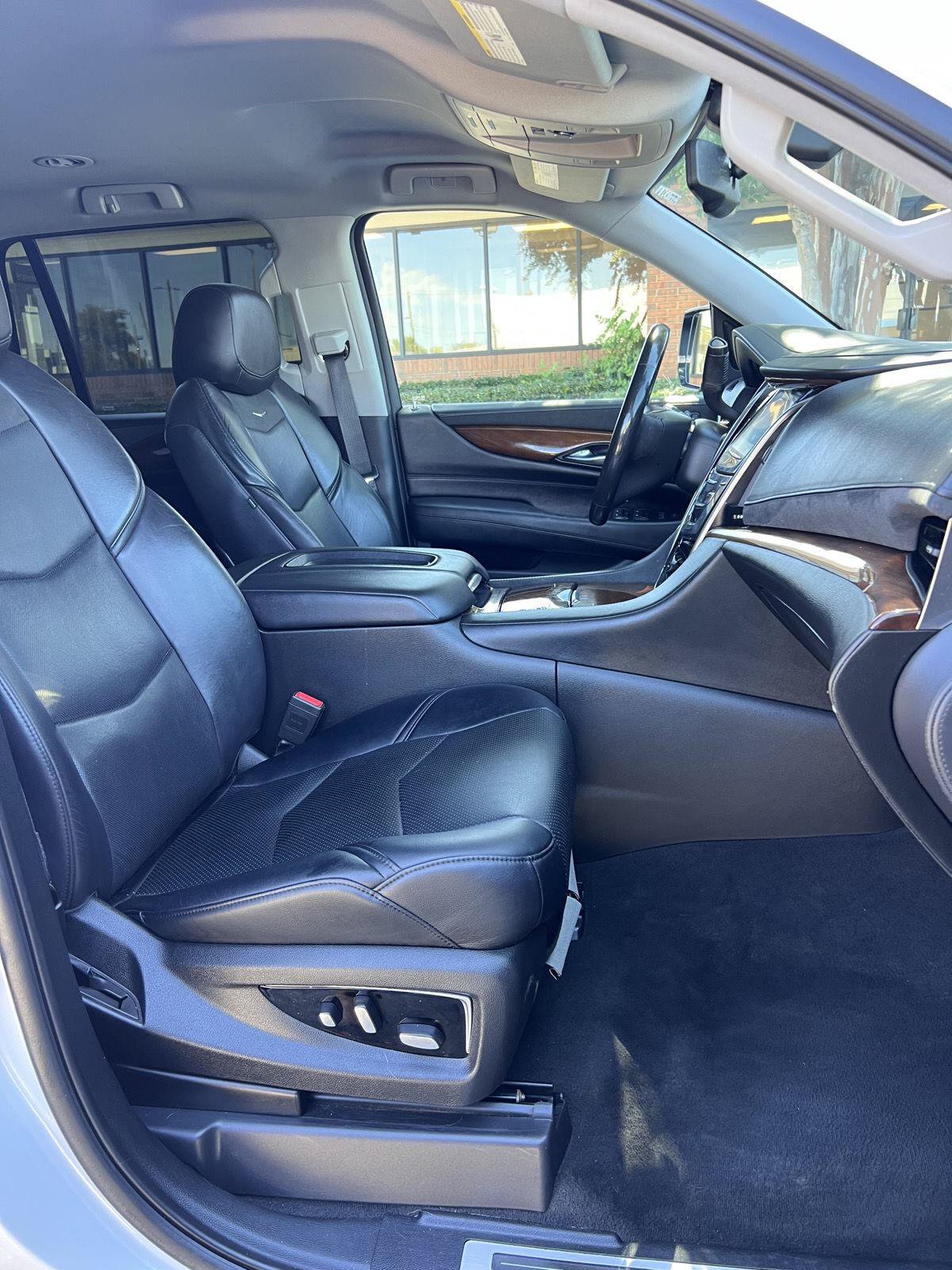 Used 2020 Cadillac Escalade 2WD image 29