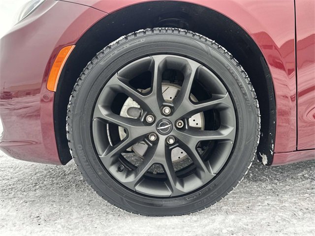 Used 2021 Chrysler Pacifica Touring-L w/ Uconnect Theater Family Group image 11