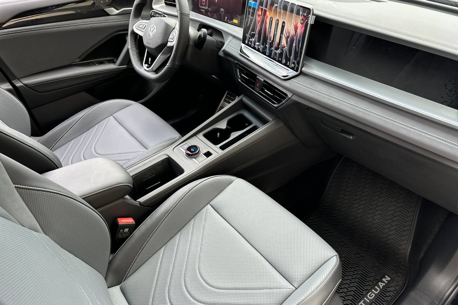 New 2026 Volkswagen Tiguan SE R-Line FWD image 16