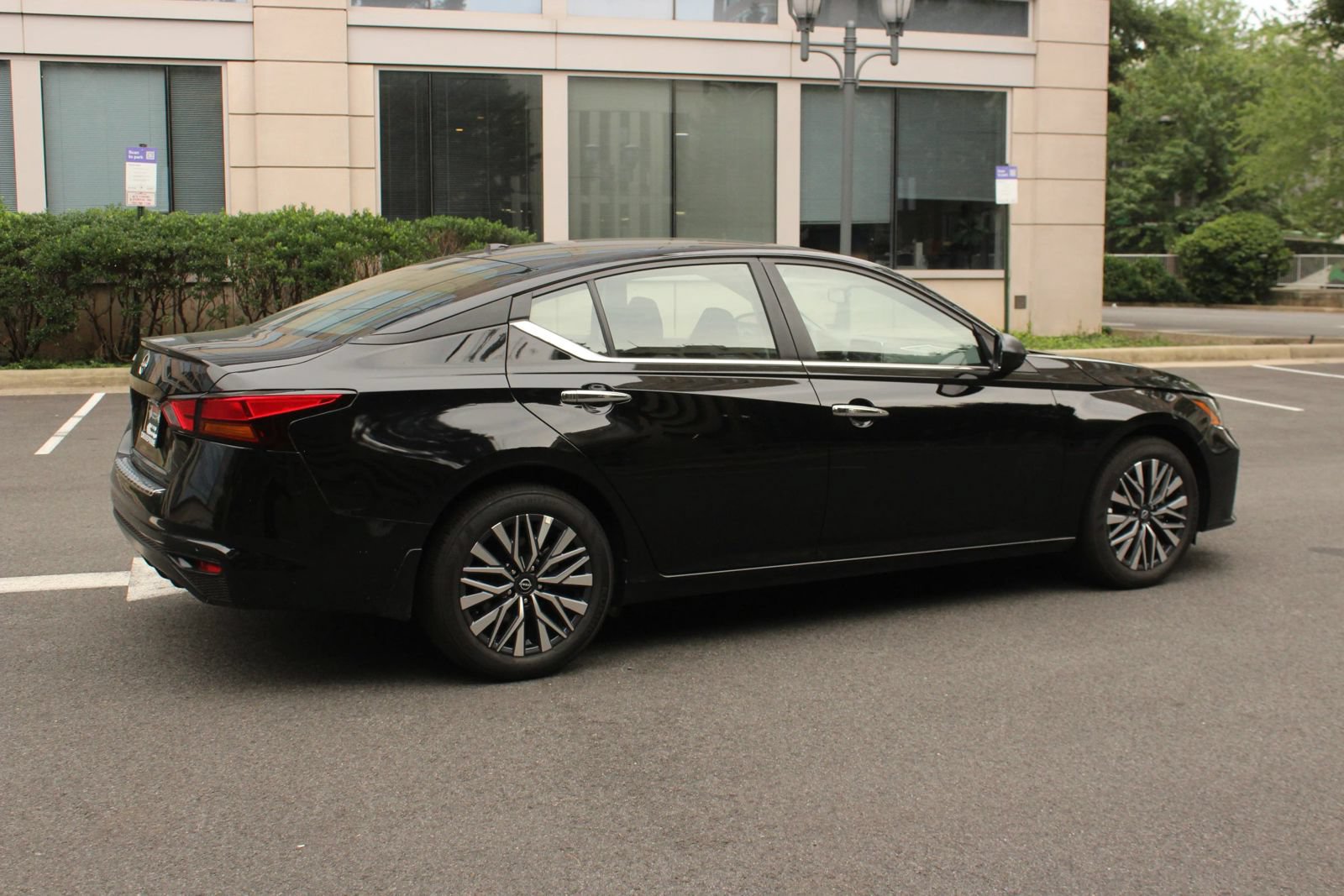 Used 2025 Nissan Altima 2.5 SV FWD image 7