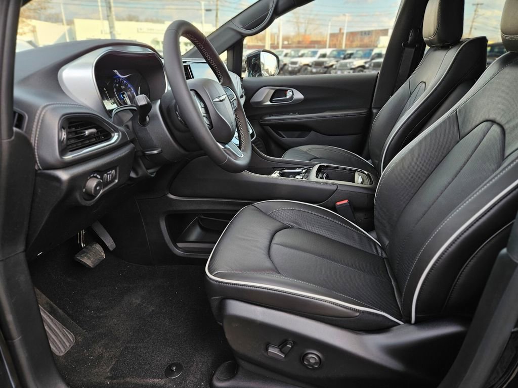 New 2026 Chrysler Pacifica Limited image 17
