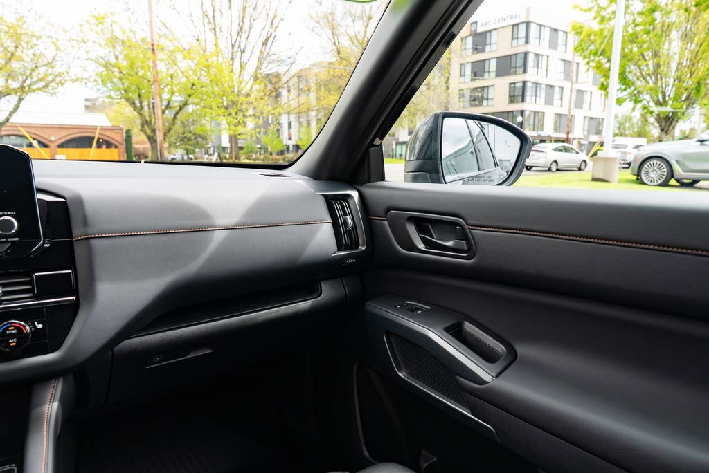 Used 2025 Nissan Pathfinder Rock Creek image 12