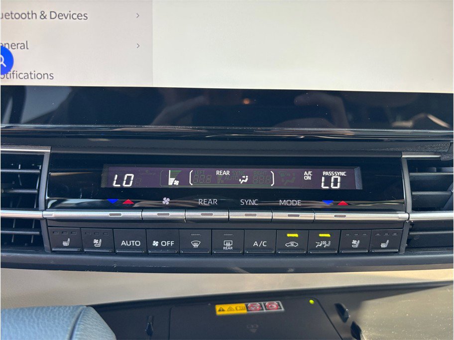 Used 2025 Toyota Sienna Platinum AWD/4WD image 35