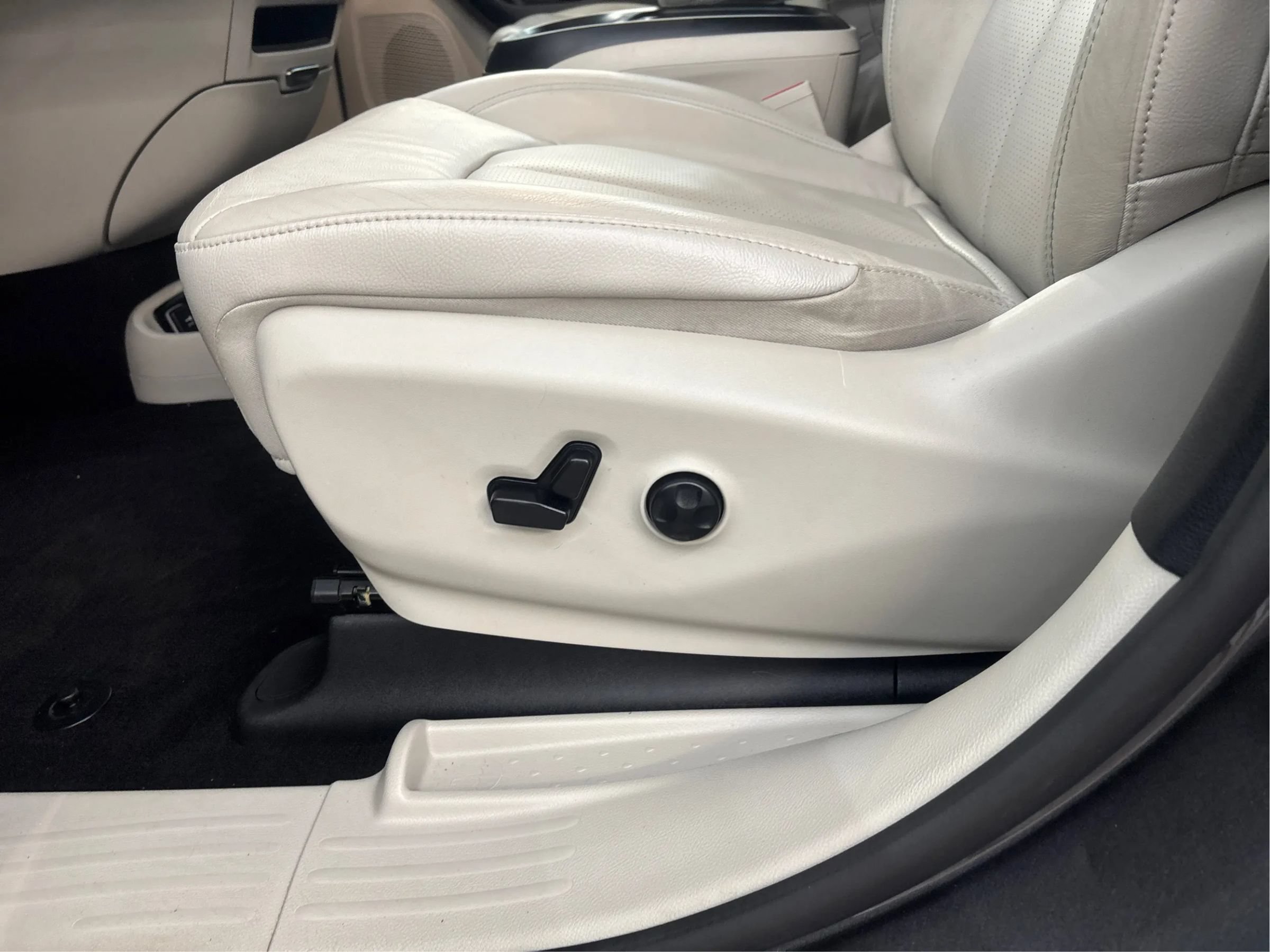 Used 2020 Chrysler Pacifica Touring-L FWD image 24