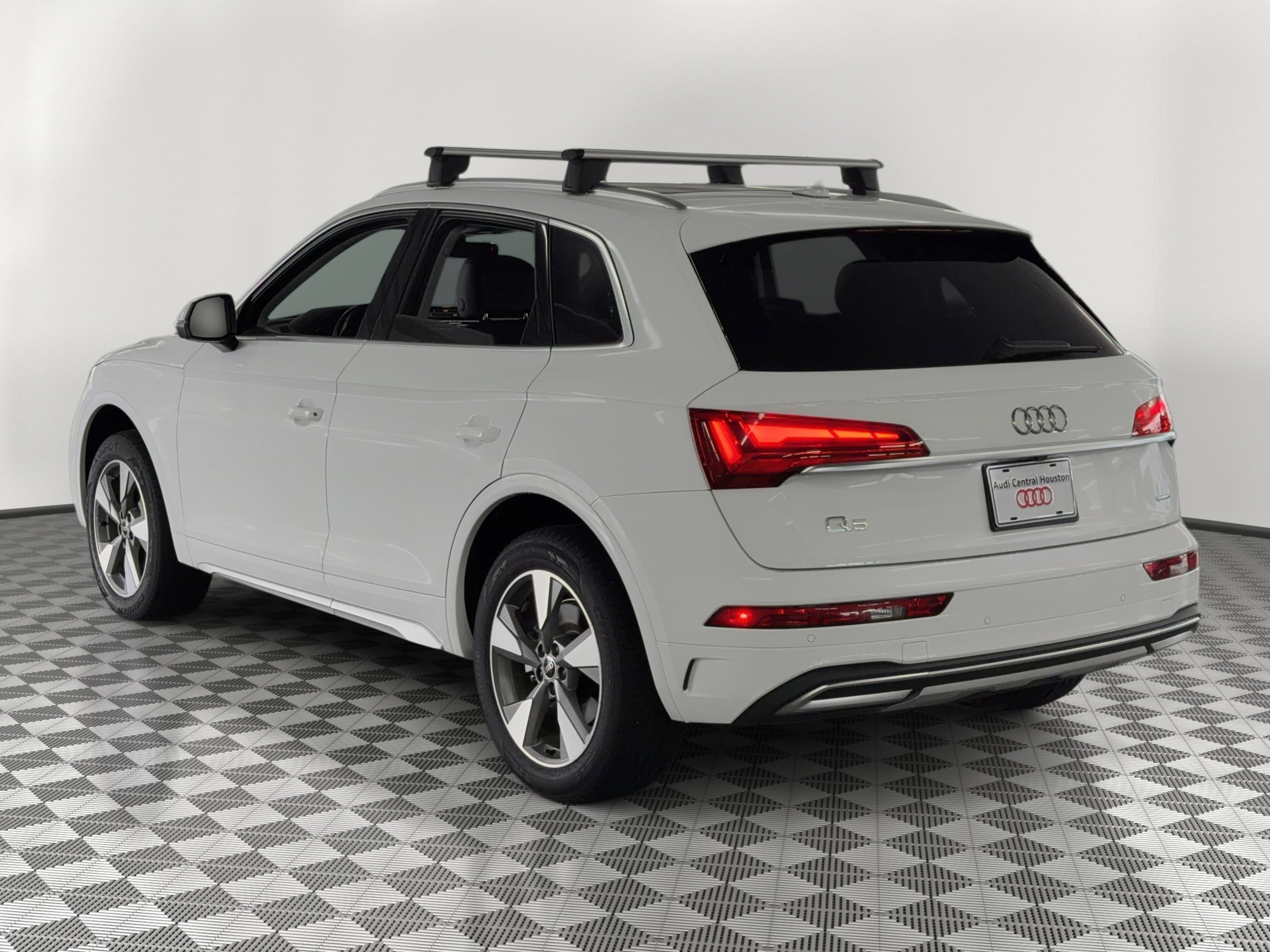 Certified 2024 Audi Q5 2.0T Premium w/ Convenience Package AWD/4WD image 3
