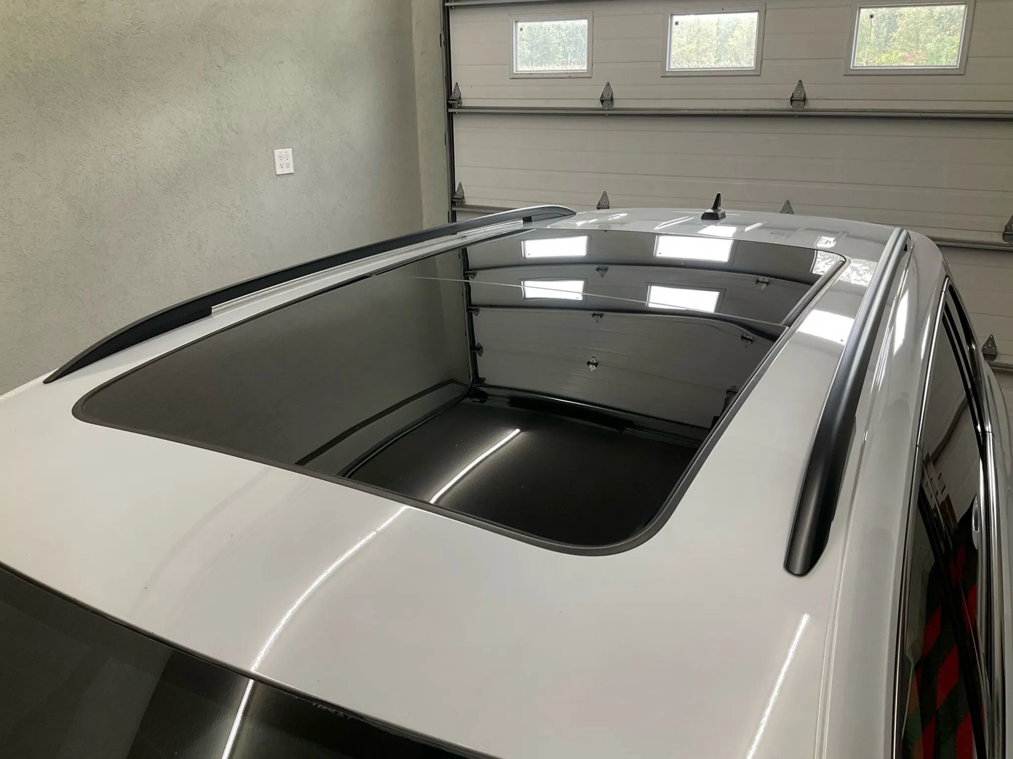 Used 2018 Volkswagen Tiguan SE w/ Panoramic Sunroof Package image 8