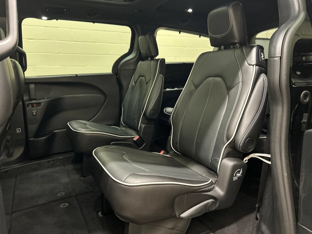 Used 2024 Chrysler Pacifica Limited w/ S Appearance Package FWD image 8