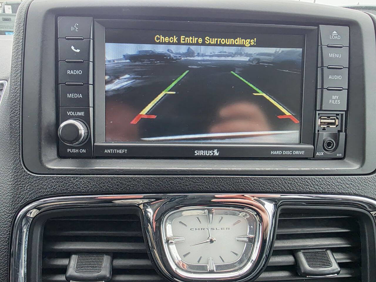 Used 2016 Chrysler Town & Country Touring image 17