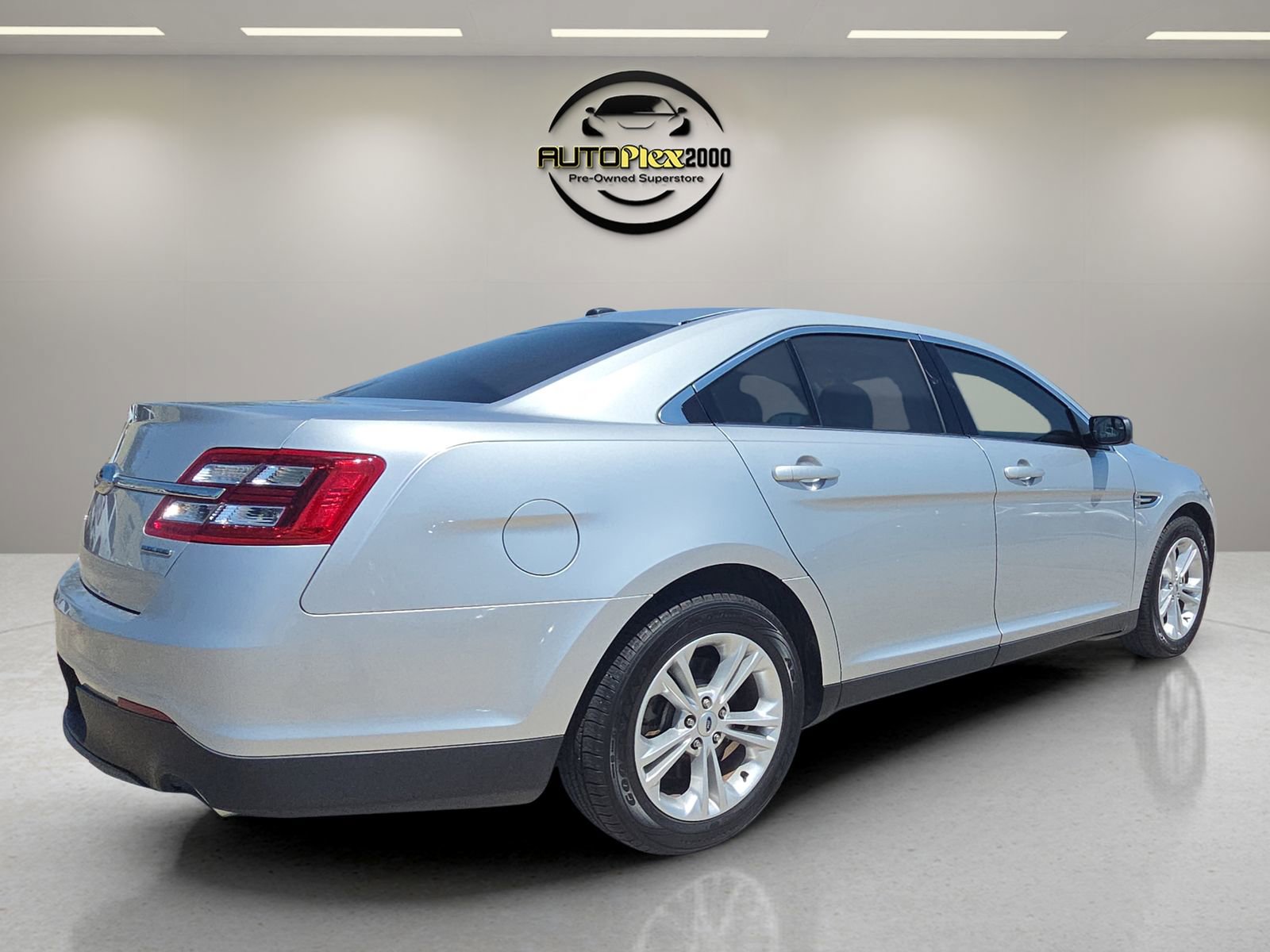 Used 2018 Ford Taurus SE FWD image 7