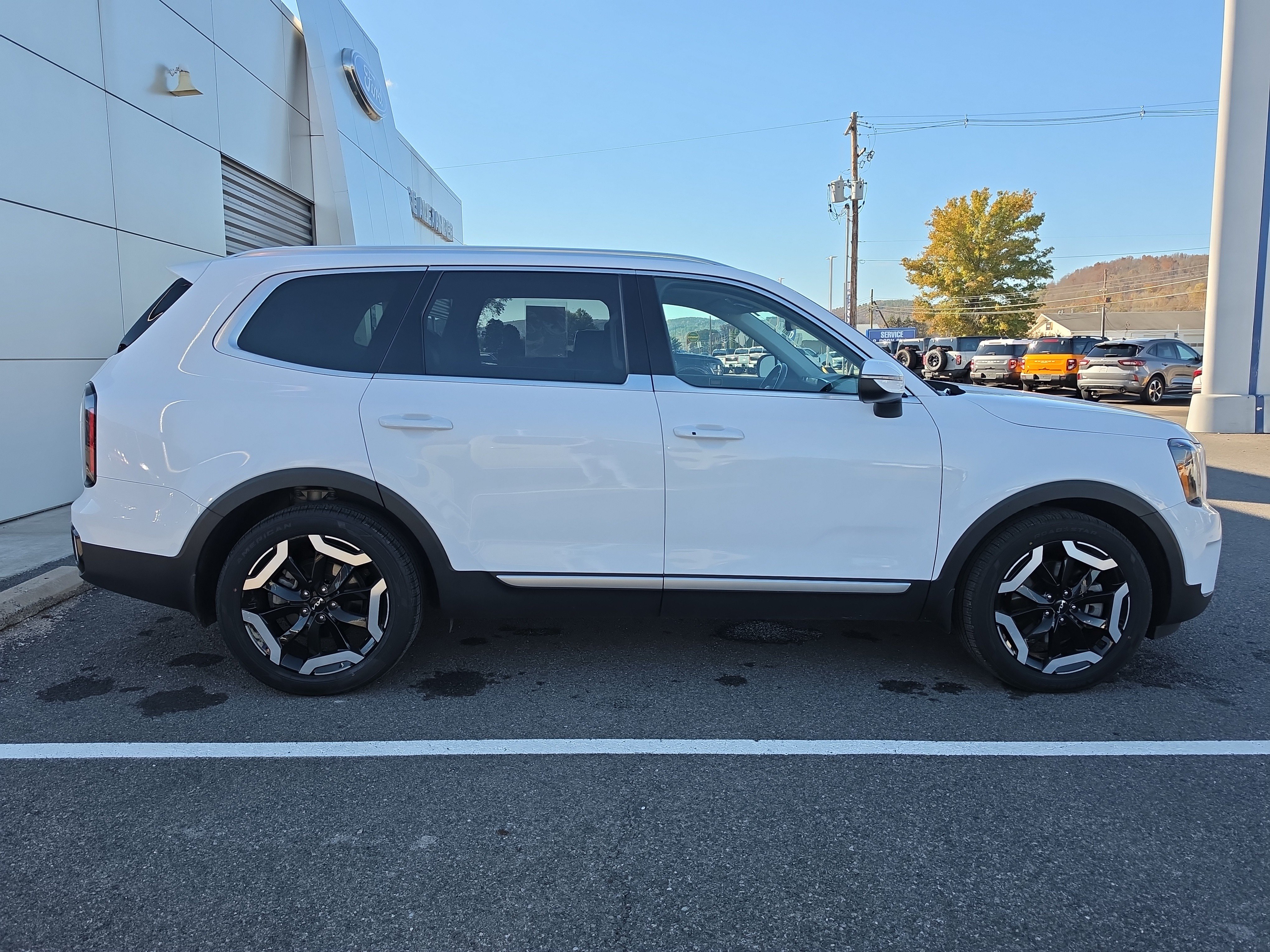 Used 2023 Kia Telluride EX X-Line AWD/4WD image 2