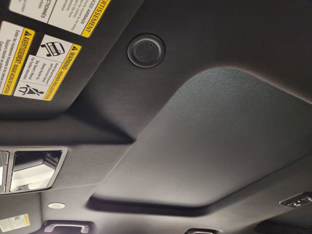 Used 2025 Land Rover Discovery Dynamic SE image 23