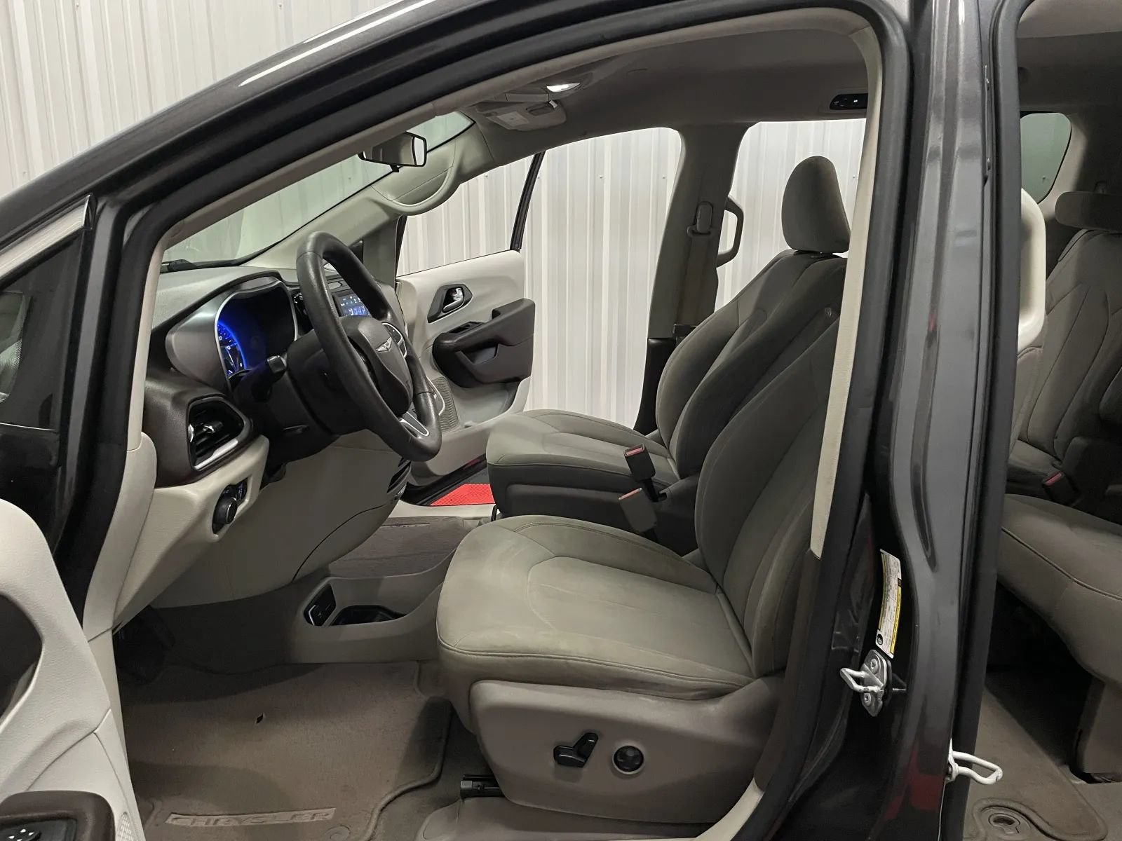 Used 2018 Chrysler Pacifica LX FWD image 31