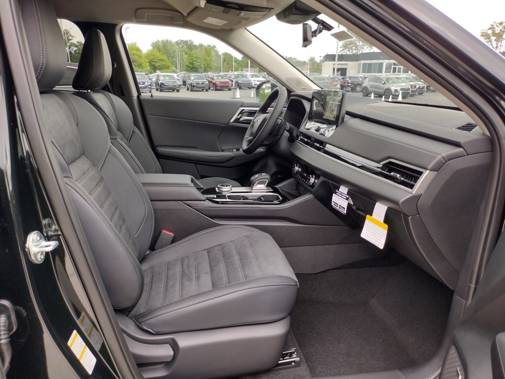 New 2025 Mitsubishi Outlander SE image 11