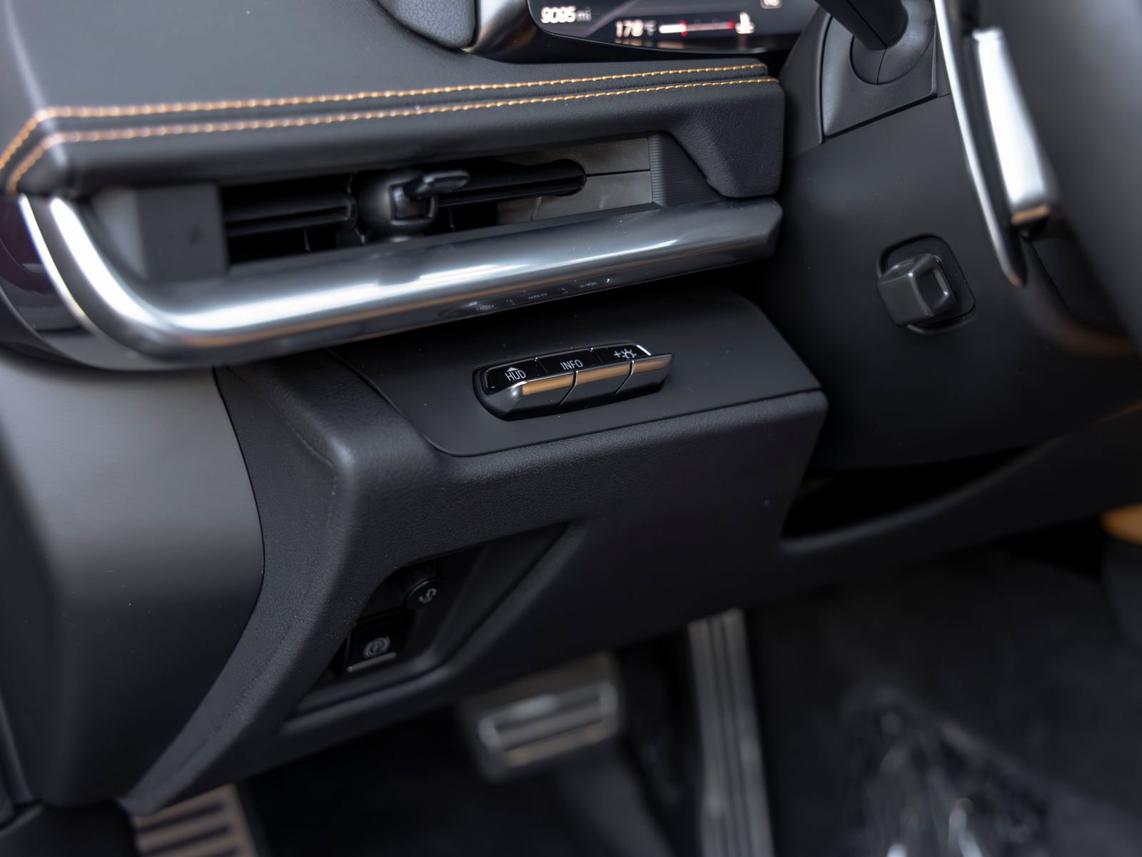 Used 2022 Chevrolet Corvette Stingray Preferred Cpe w/ Engine Appearance Package RWD image 35