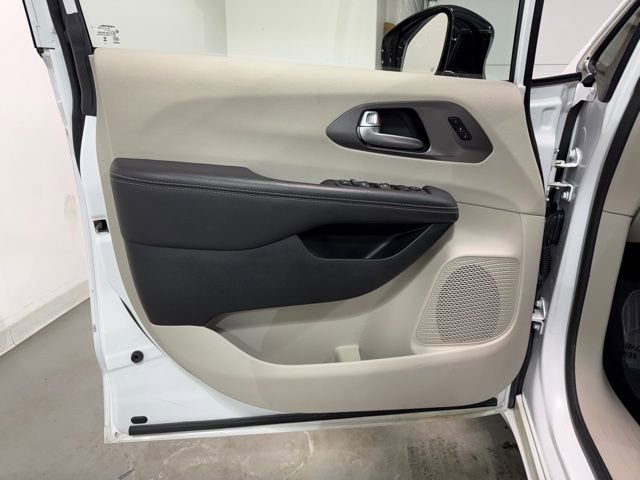 Used 2024 Chrysler Pacifica Touring-L image 11