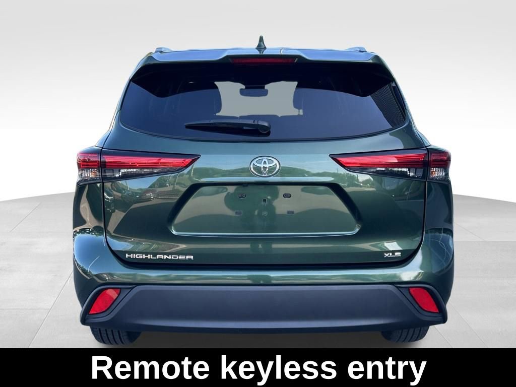Used 2023 Toyota Highlander XLE FWD image 4