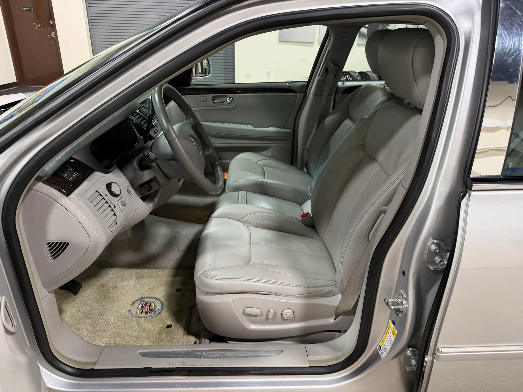 Used 2009 Cadillac DTS w/ Trunk Convenience Package FWD image 25