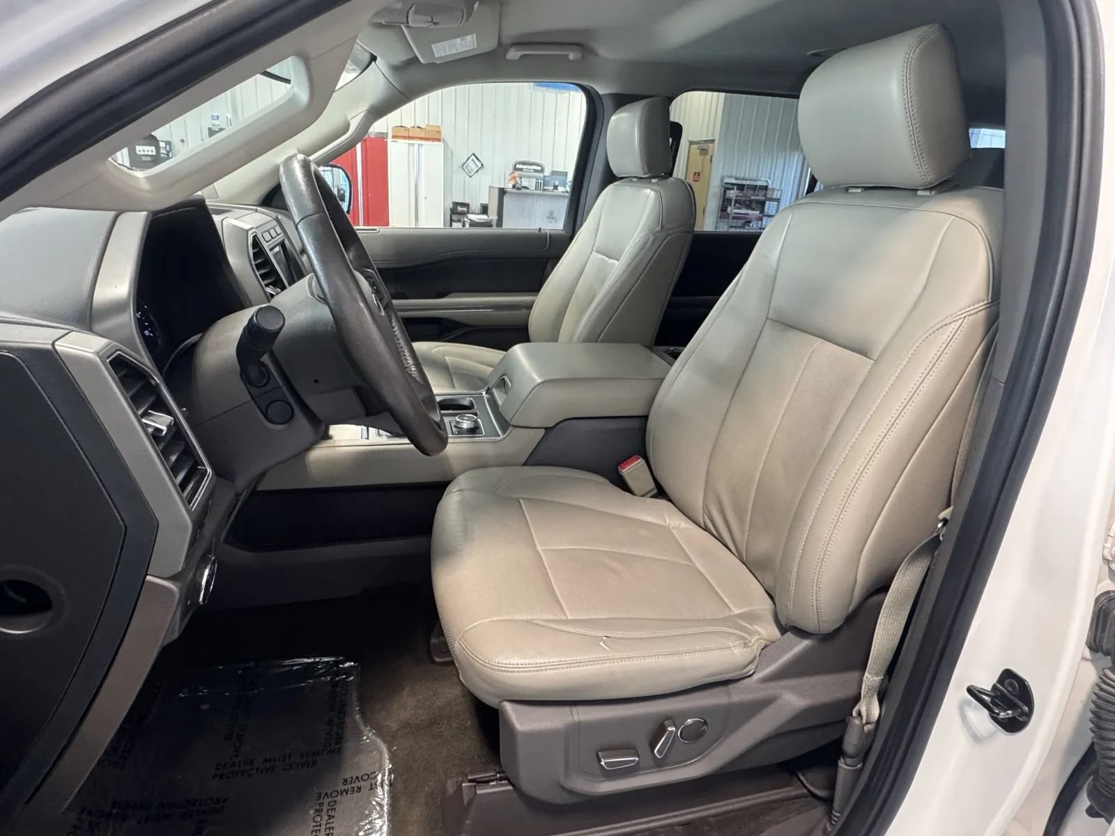 Used 2019 Ford Expedition XLT w/ Equipment Group 202A AWD/4WD image 11