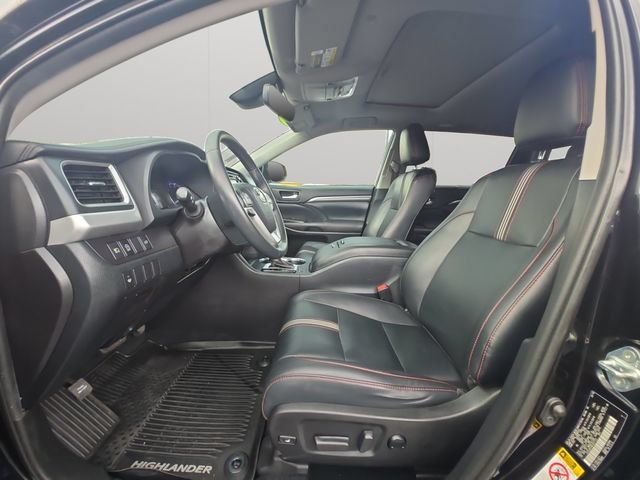 Certified 2019 Toyota Highlander SE w/ Nightshade Edition AWD/4WD image 9