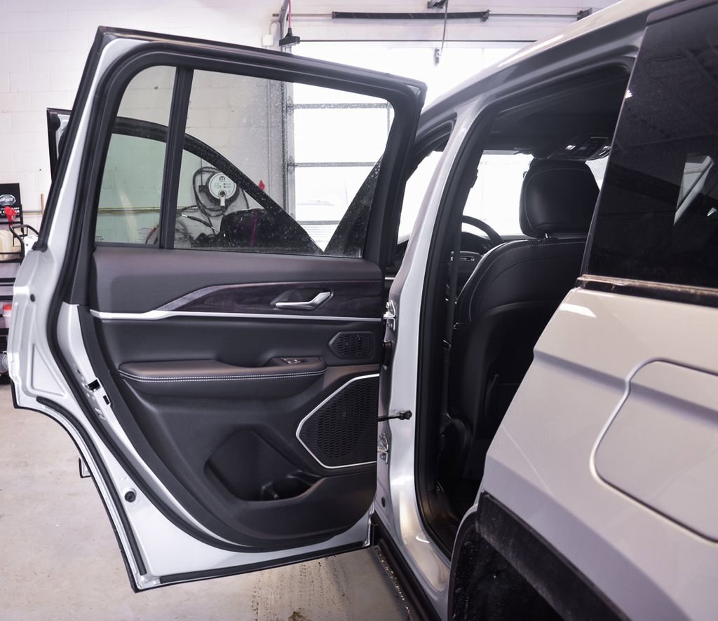 New 2026 Jeep Grand Cherokee Limited w/ Limited Altitude Package AWD/4WD image 15