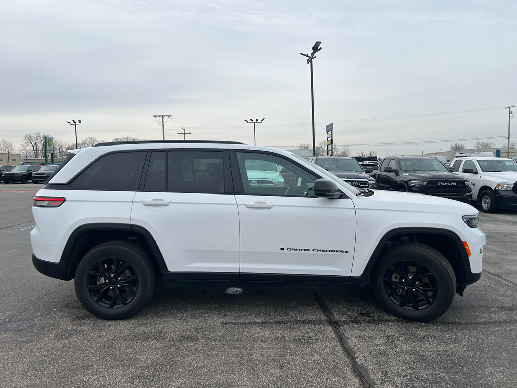 Used 2024 Jeep Grand Cherokee Altitude AWD/4WD image 4