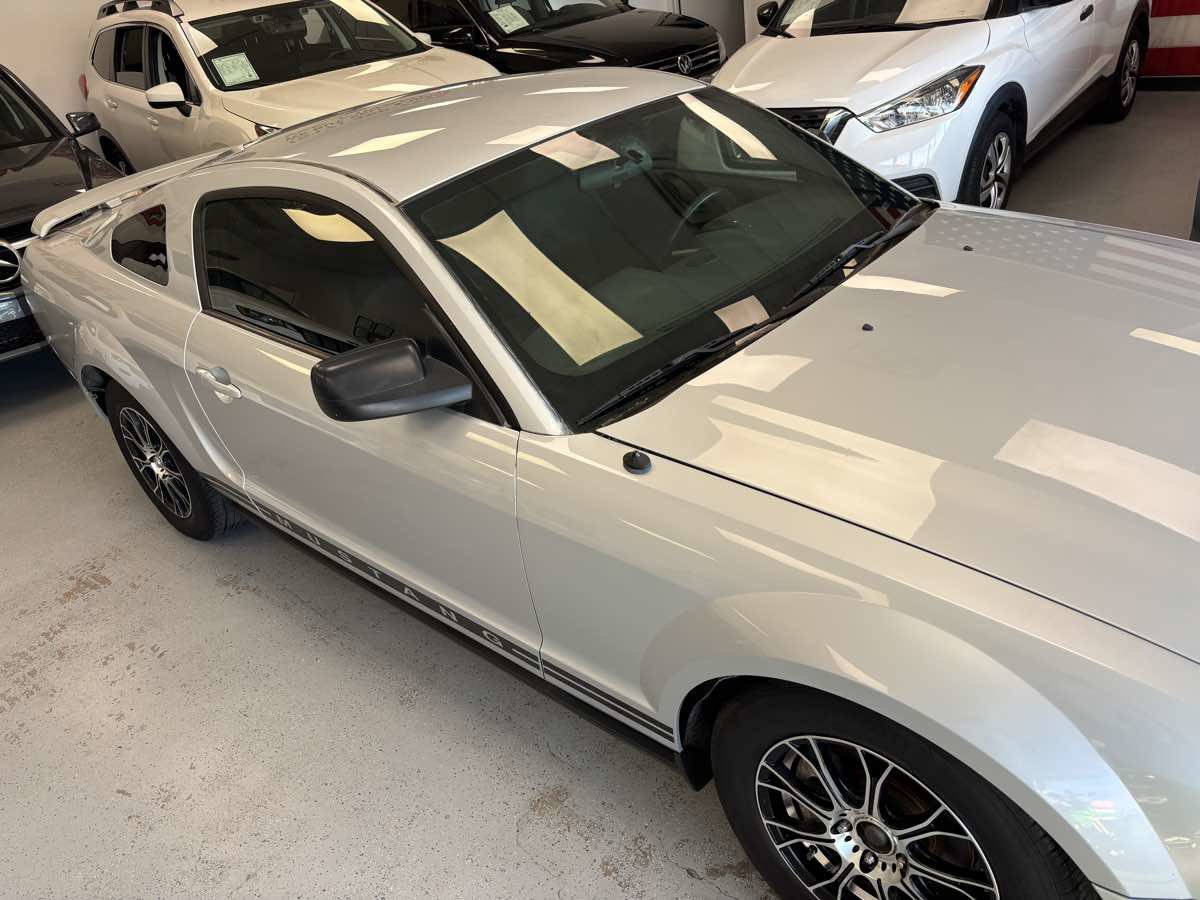Used 2005 Ford Mustang Deluxe image 3