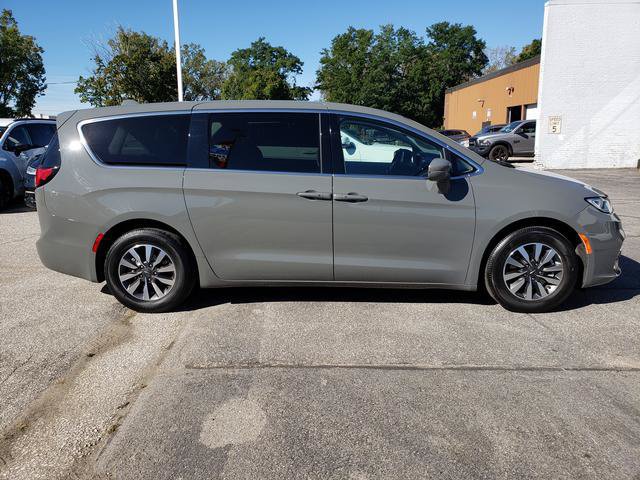 Used 2022 Chrysler Pacifica Touring-L FWD image 2