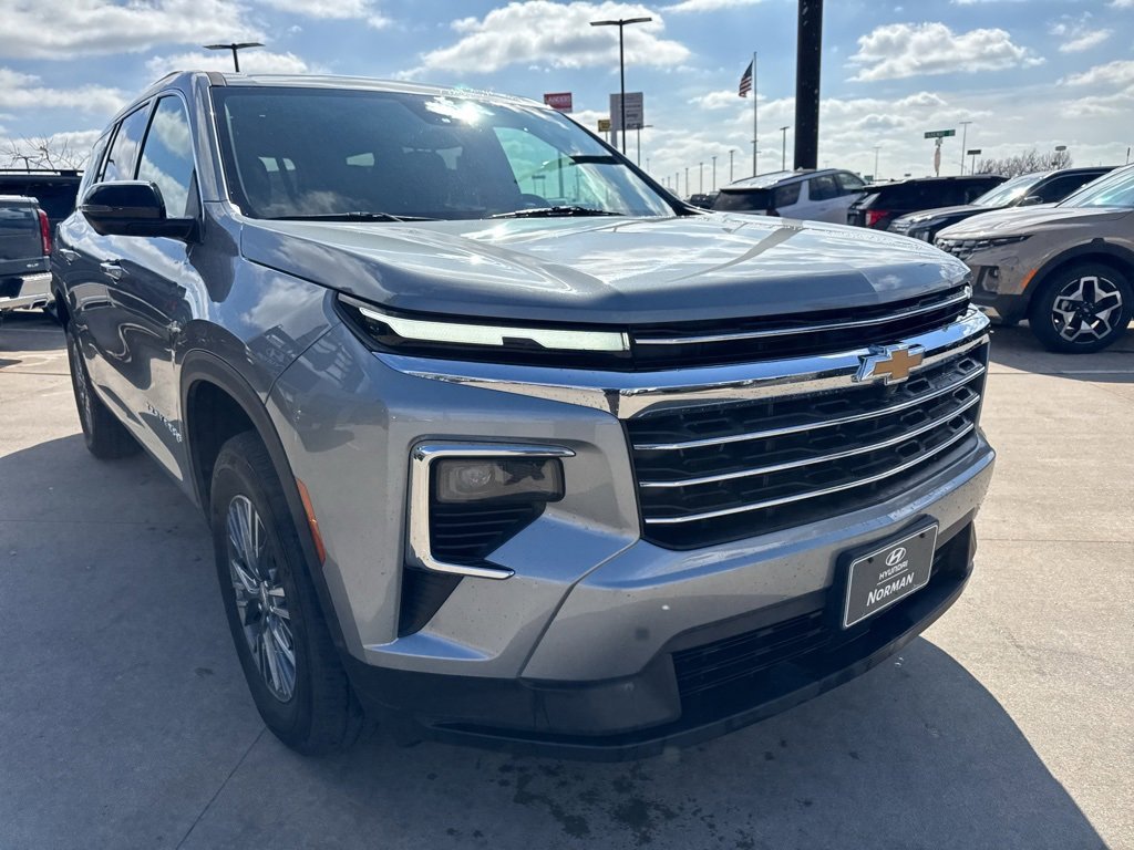 Used 2024 Chevrolet Traverse LT image 3