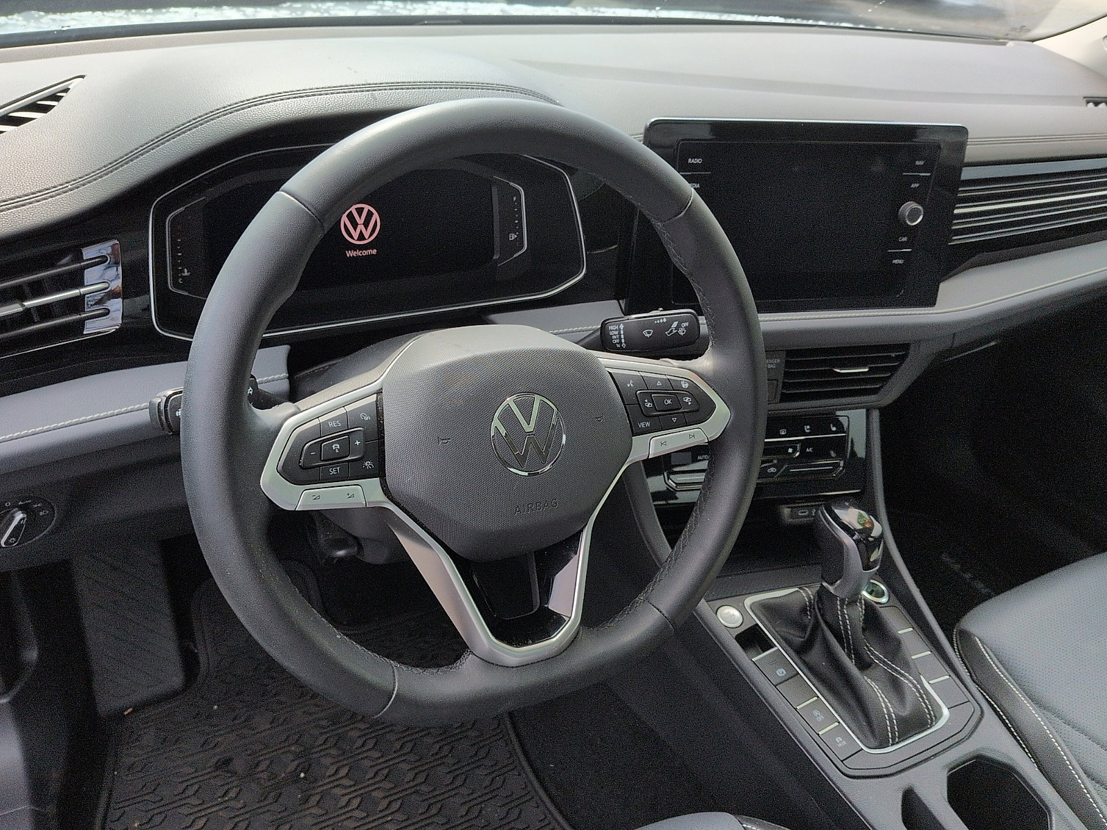 Used 2025 Volkswagen Jetta SEL FWD image 9