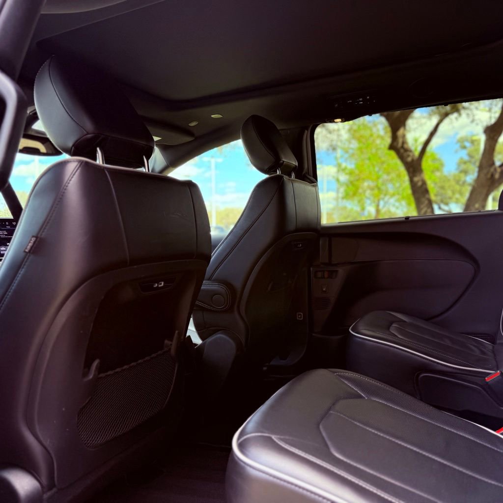 Used 2025 Chrysler Pacifica Limited image 27