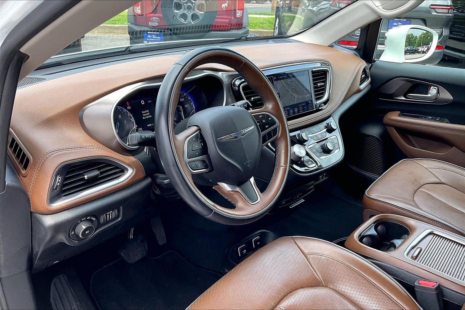Used 2018 Chrysler Pacifica Limited w/ Tire & Wheel Group FWD image 13