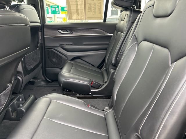 Used 2025 Jeep Grand Cherokee L Limited w/ Black Appearance Package AWD/4WD image 37
