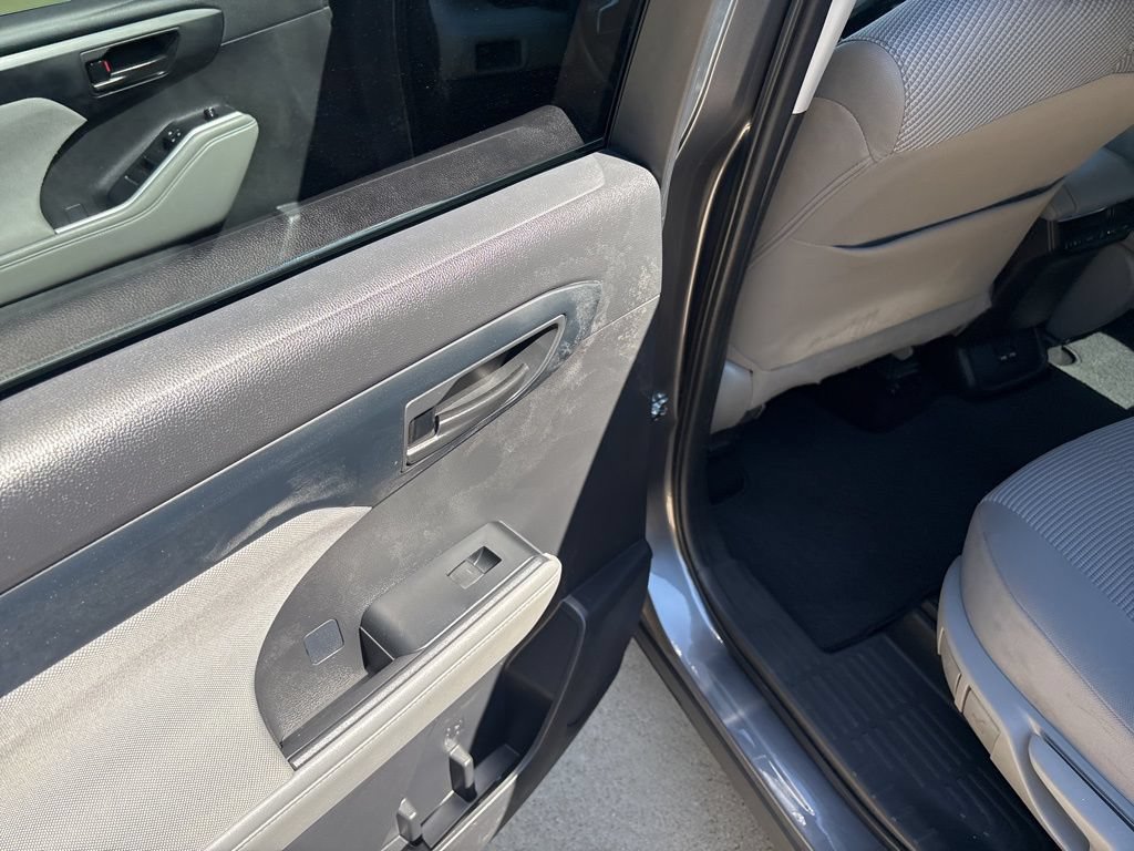 Used 2021 Toyota Highlander LE FWD image 38