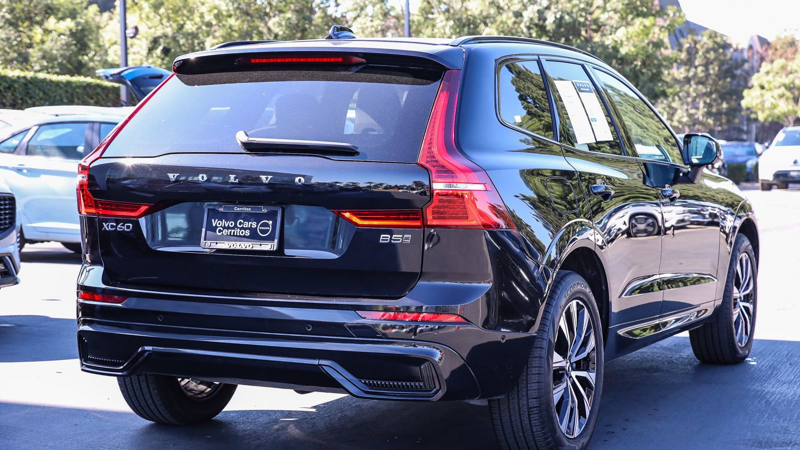 Used 2025 Volvo XC60 B5 Plus image 9