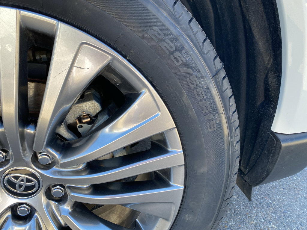 Used 2023 Toyota Venza Limited image 3