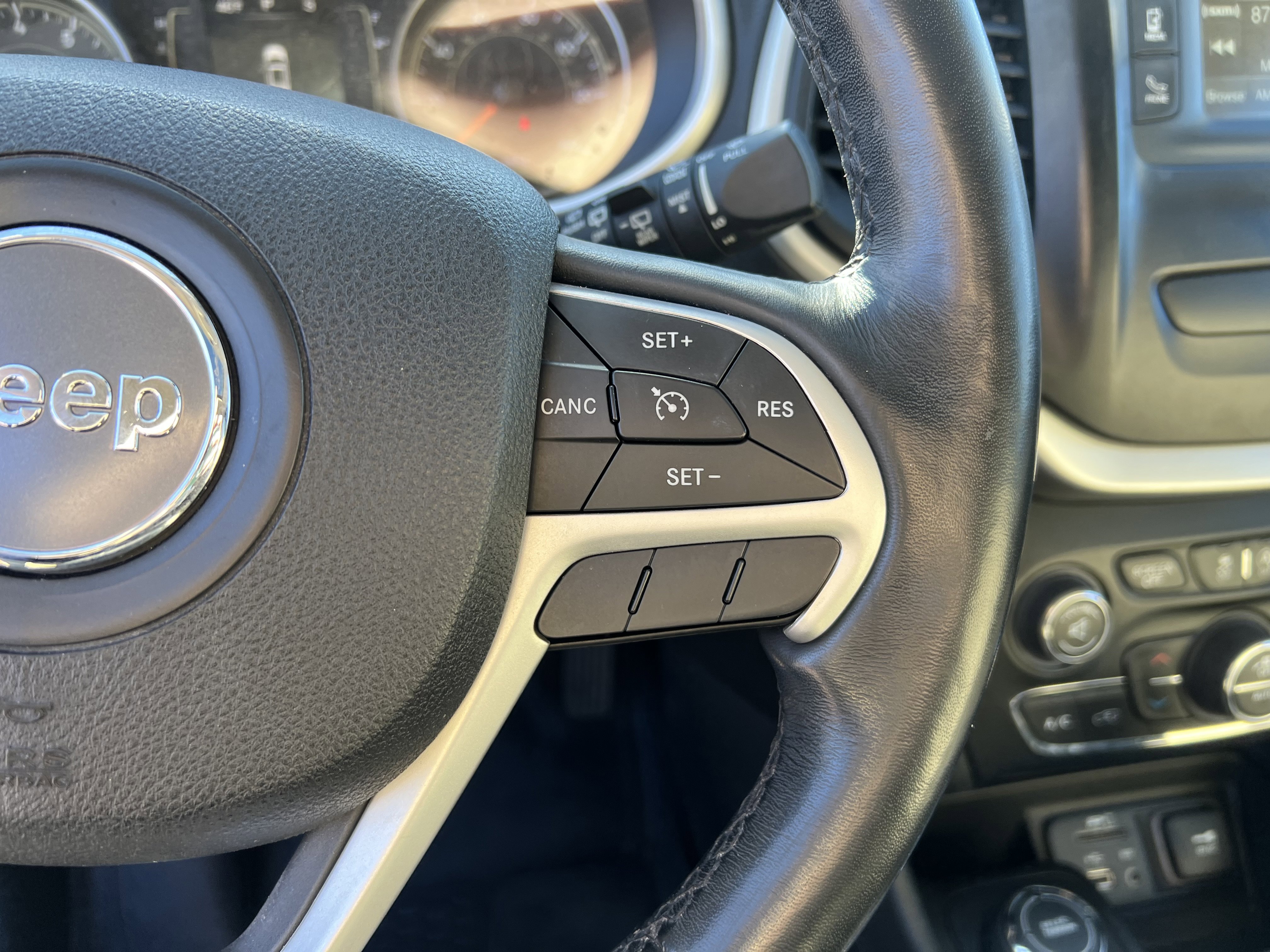 Used 2015 Jeep Cherokee Latitude w/ Comfort/Convenience Group image 21