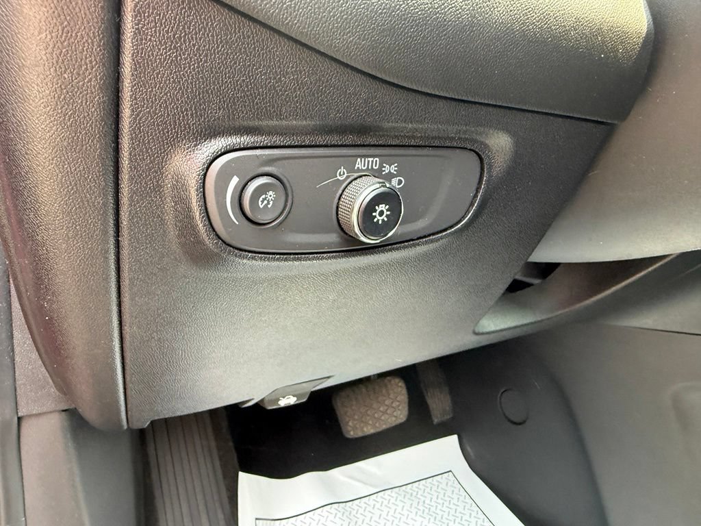 Used 2018 Chevrolet Equinox LT w/ Sun & Infotainment Package FWD image 16