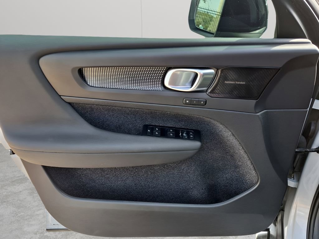 Used 2022 Volvo XC40 T5 R-Design w/ Advanced Package AWD/4WD image 26