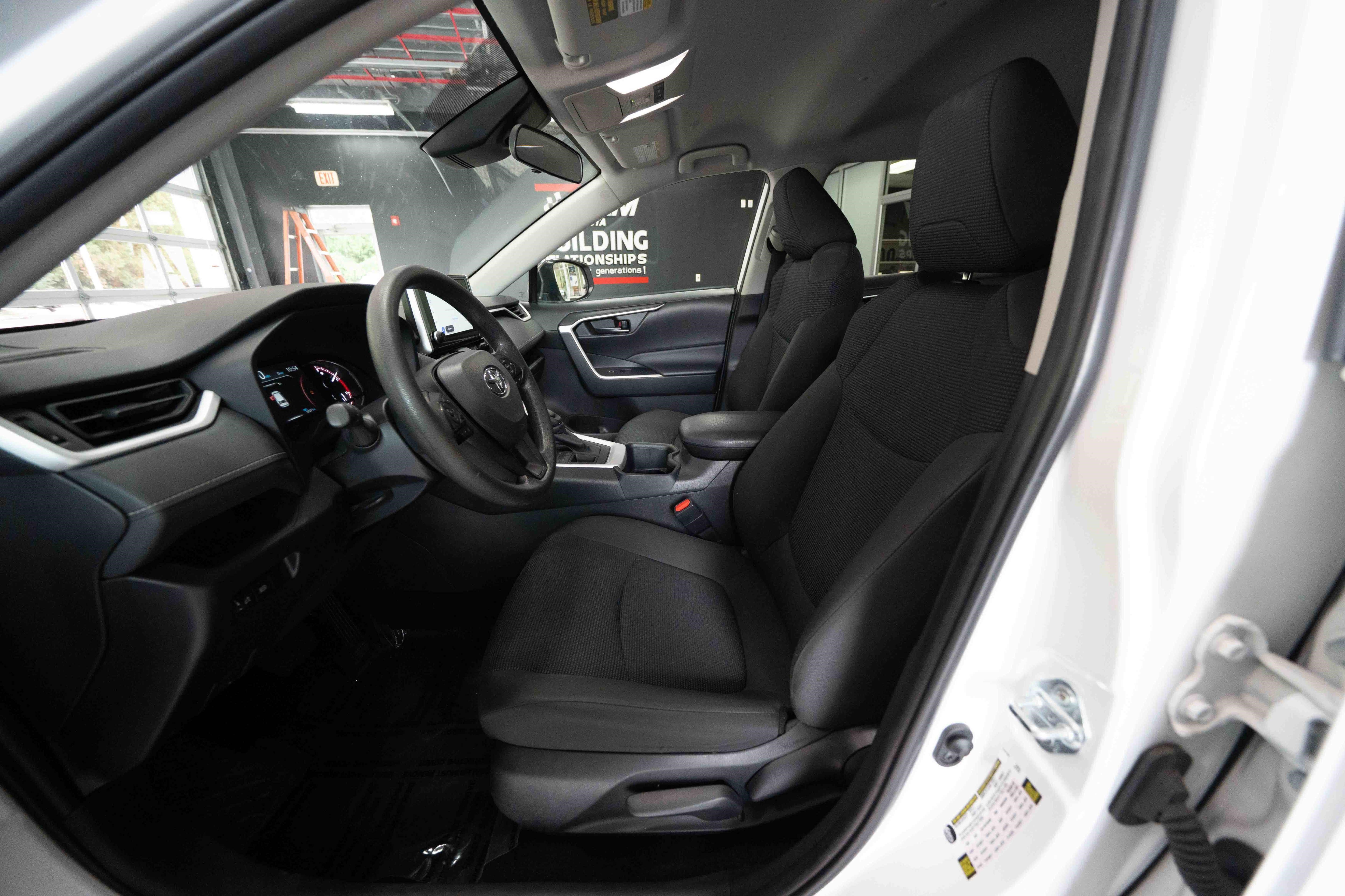 Used 2025 Toyota RAV4 LE AWD/4WD image 9