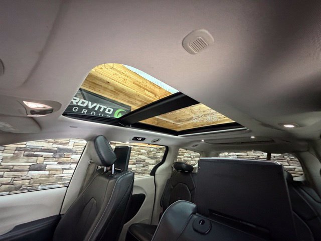 Used 2017 Chrysler Pacifica Limited FWD image 27