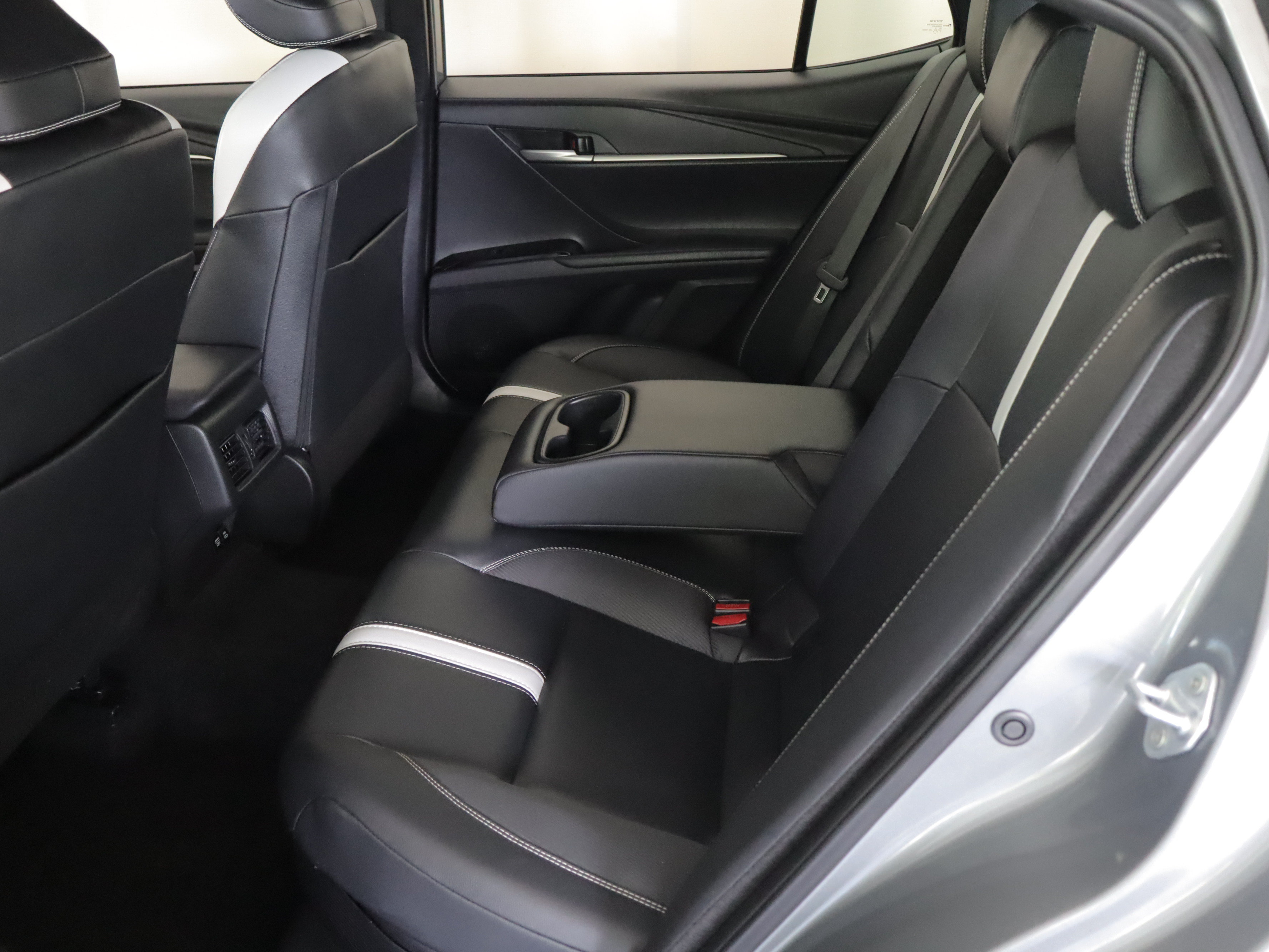 Used 2025 Toyota Camry SE w/ Convenience Package FWD image 8