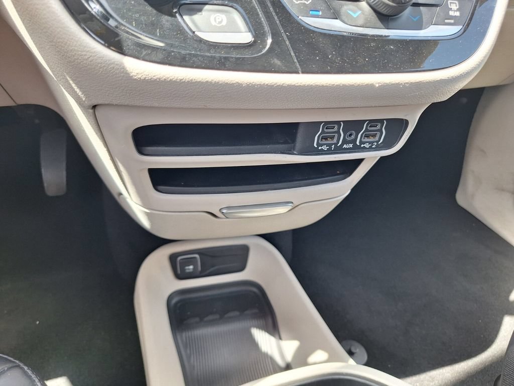 Used 2023 Chrysler Pacifica Touring-L FWD image 14