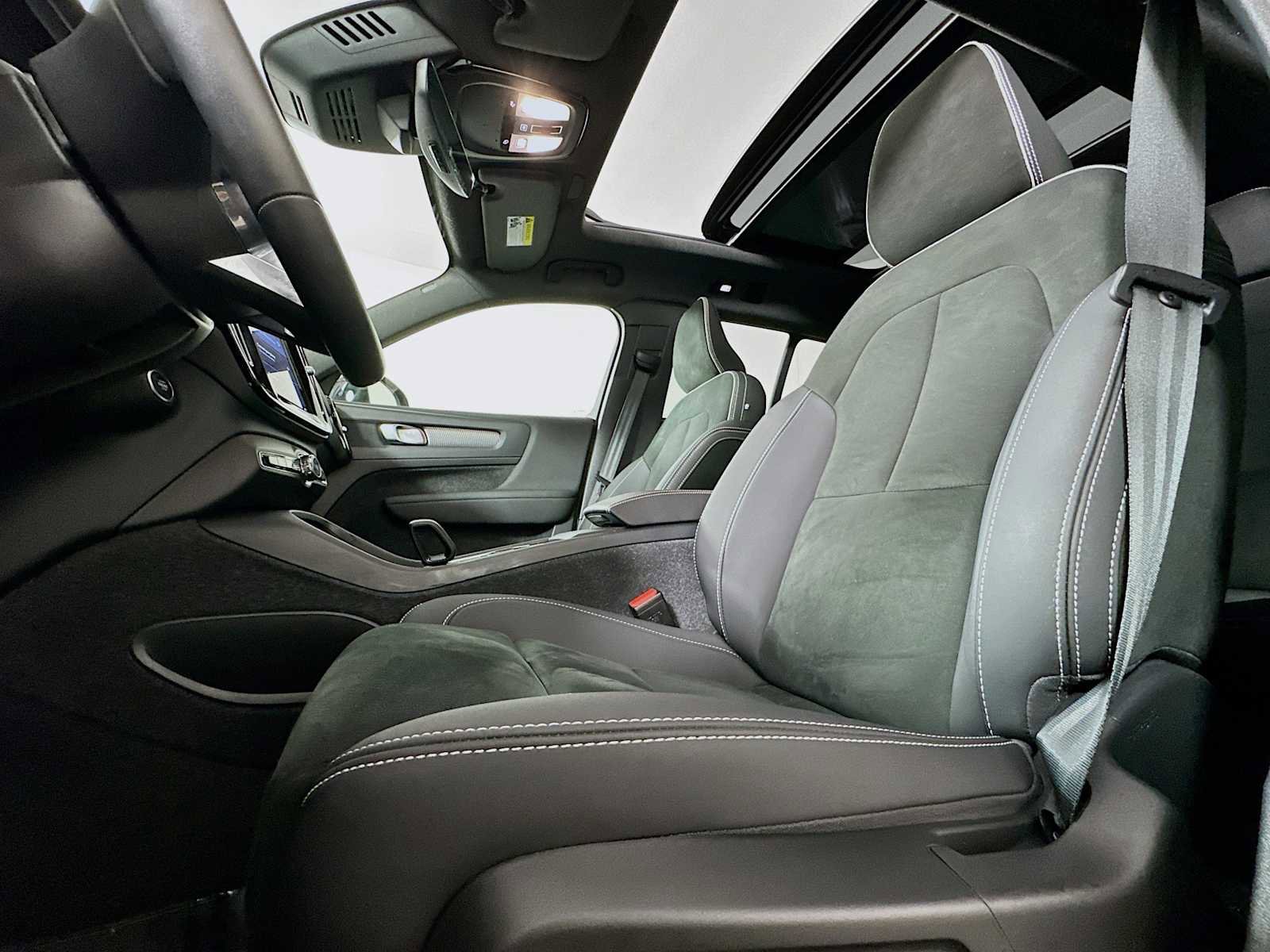 Certified 2023 Volvo XC40 B5 Plus w/ Climate Package image 19