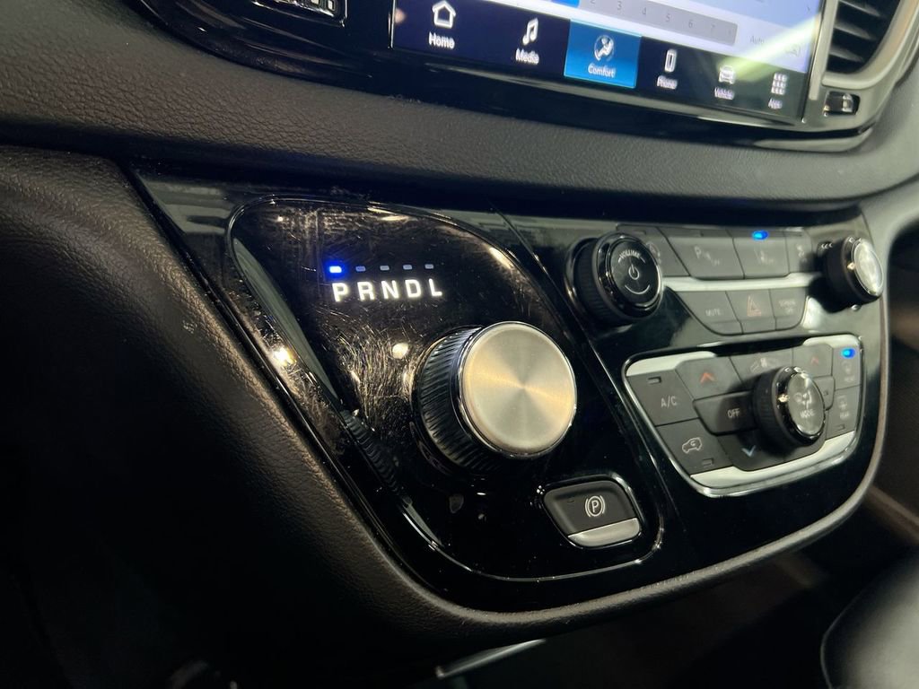 Used 2025 Chrysler Pacifica Select image 17