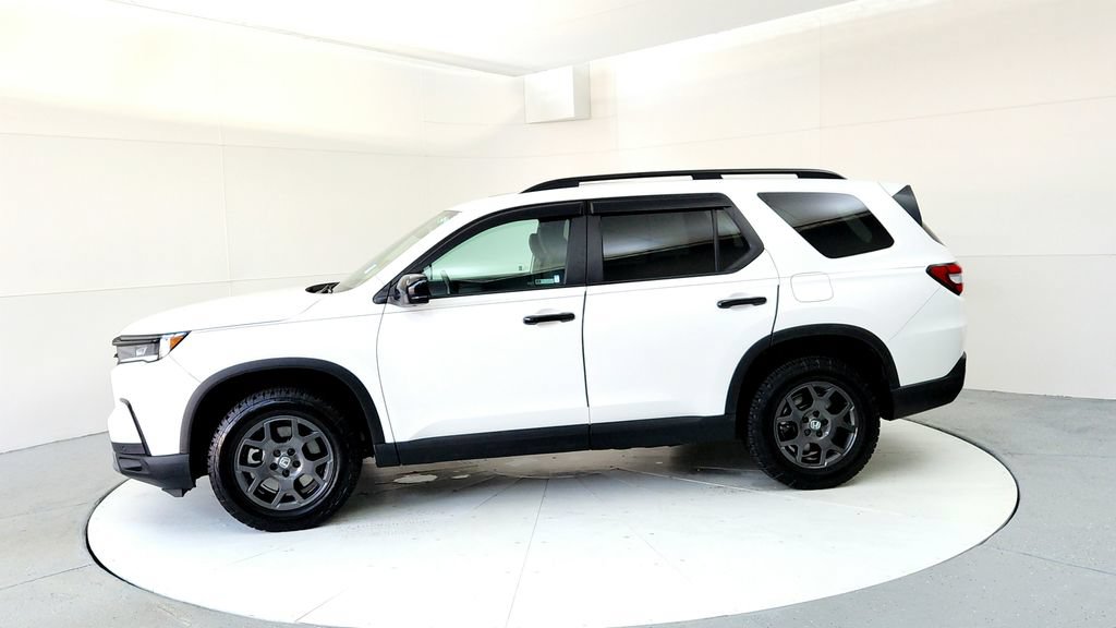 Used 2025 Honda Pilot TrailSport image 3