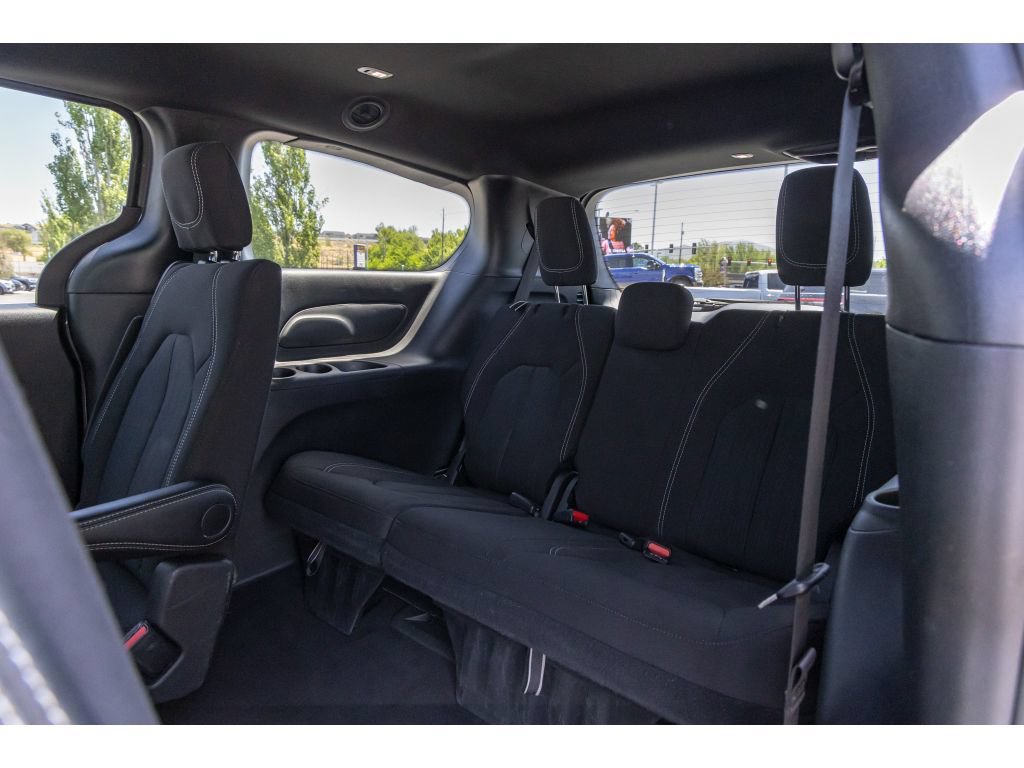 Used 2024 Chrysler Pacifica Touring FWD image 14
