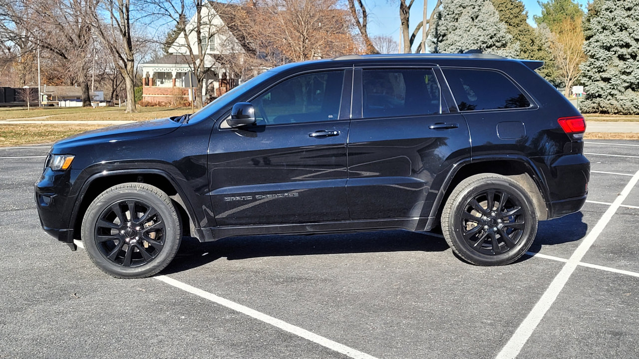 Used 2018 Jeep Grand Cherokee Altitude image 3