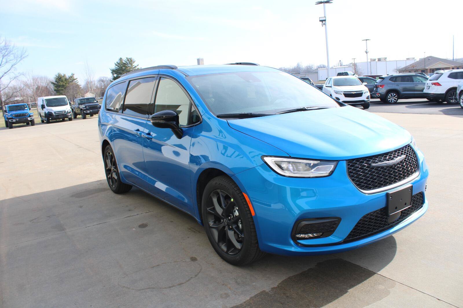 New 2026 Chrysler Pacifica Select w/ S Appearance Package FWD image 5