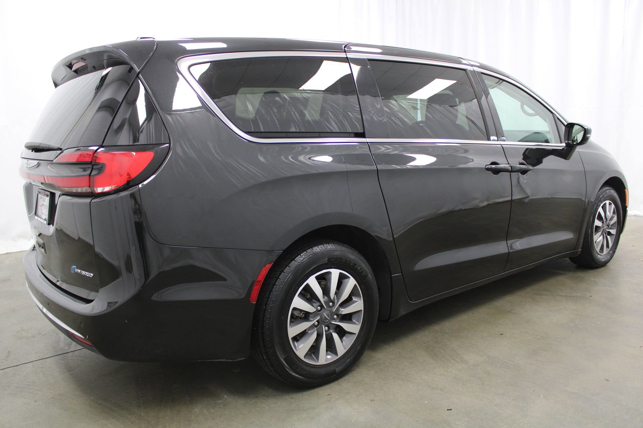 Used 2024 Chrysler Pacifica Select image 5