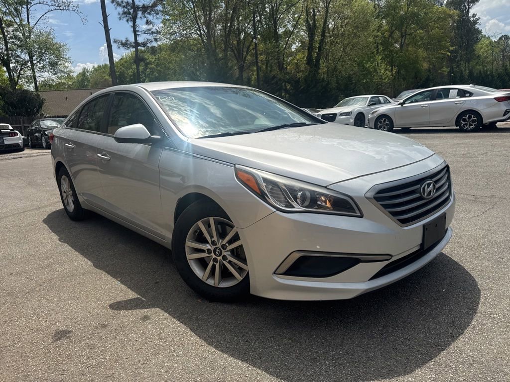 Used 2017 Hyundai Sonata SE w/ Cargo Package image 4
